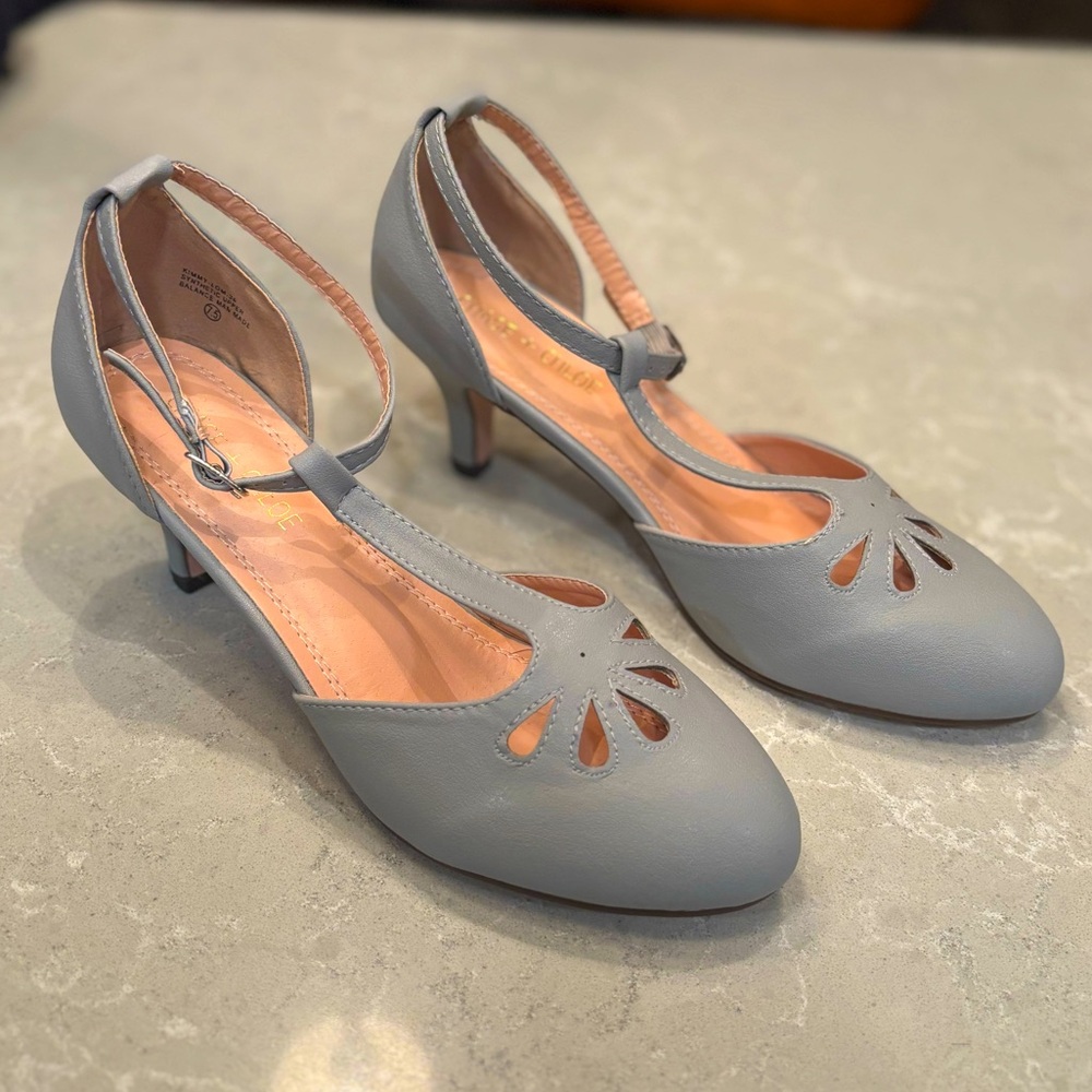 Chase & Chloe Women’s Shoes - Grey - size 7.5